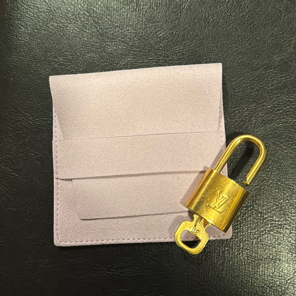 Louis Vuitton Lock & Key 311 - Picture 3 of 4